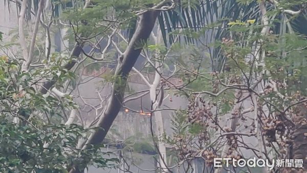 ▲▼    台北市士林區陽明高中校內大樓實驗室內起火，火勢從四樓往上延燒到頂樓，消防人員到場佈線搶救。（圖／記者黃彥傑攝）