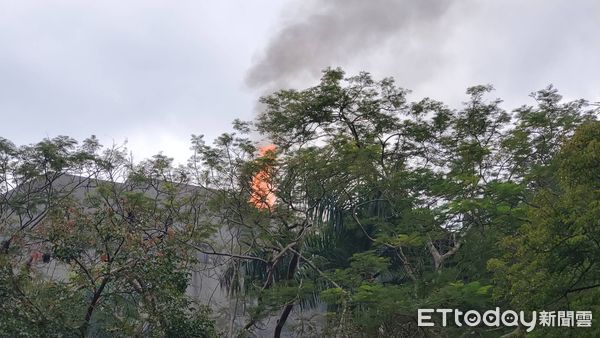 ▲▼    台北市士林區陽明高中校內大樓實驗室內起火，火勢從四樓往上延燒到頂樓，消防人員到場佈線搶救。（圖／記者黃彥傑攝）