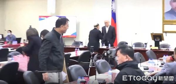 ▲國民黨中常會發送路易莎咖啡。（圖／攝影中心）