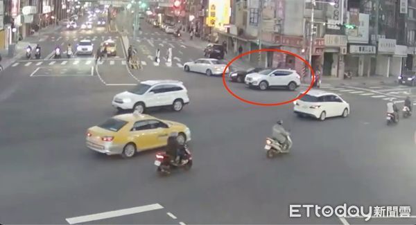 ▲▼監視器顯示白車合法右轉到內側車道，並未影響黑色賓士車             。（圖／記者陳以昇翻攝）