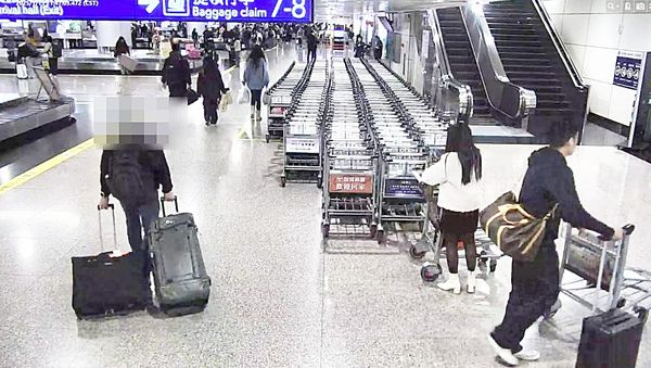 ▲美國籍Ｊ姓旅客今年1月間來台旅遊，入境桃園機場時察覺行李箱不翼而飛，航警局調閱監視畫面查出遭同航班旅客誤拿。（圖／航警局提供）