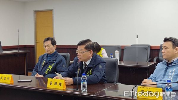 ▲台南市議員王家貞指控東區公所新任主秘吳淑鳳，一上任就請長假到3月中旬，接著就無縫銜接退休，王家貞怒批這種人事安排實在荒腔走板，質疑市府將東區市民視為次等公民。（圖／記者林東良翻攝，下同）