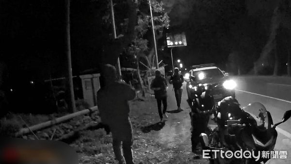 ▲暖心員警幫助非洲籍留學生解決機車故障問題。（圖／記者楊漢聲翻攝）