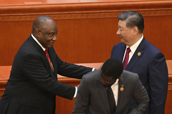 ▲▼中國國家主席習近平與南非總統拉瑪佛沙（Cyril Ramaphosa）握手。（圖／達志影像／美聯社）