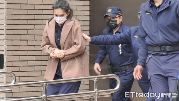 ▲▼涉虐死1歲男童剴剴的冷血保母妹妹劉若琳，5日到台北地院出庭後還押。（圖／記者黃哲民攝）