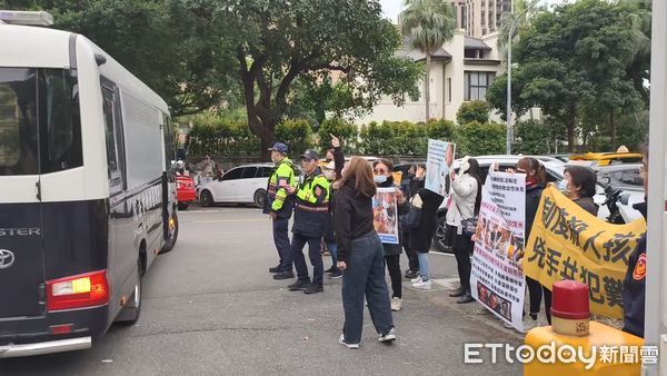 ▲▼台北地院5日審理涉聯手虐死1歲男童剴剴的冷血保母姊妹劉彩萱、劉若琳，多位氣憤的婆婆媽媽在法院外拉布條標語咒罵劉氏姊妹。（圖／記者黃哲民攝）