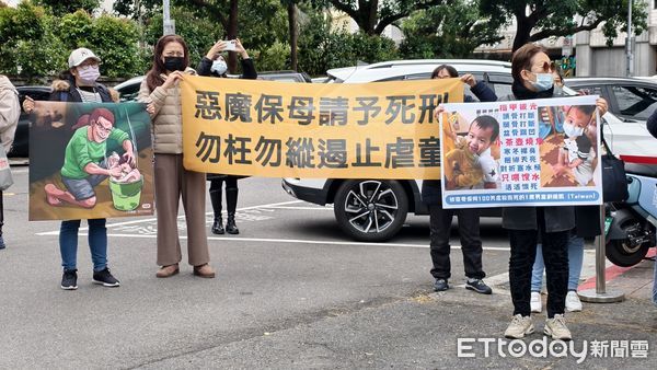 ▲▼台北地院5日審理涉聯手虐死1歲男童剴剴的冷血保母姊妹劉彩萱、劉若琳，多位氣憤的婆婆媽媽在法院外拉布條標語咒罵劉氏姊妹。（圖／記者黃哲民攝）