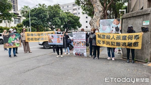 ▲▼台北地院5日審理涉聯手虐死1歲男童剴剴的冷血保母姊妹劉彩萱、劉若琳，多位氣憤的婆婆媽媽在法院外拉布條標語咒罵劉氏姊妹。（圖／記者黃哲民攝）