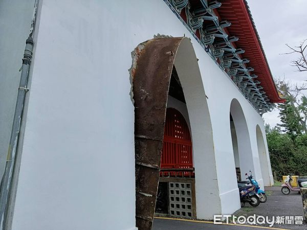 ▲墾丁森林遊樂區車道拱門外飾鋼板遭撞擊走位            。（圖／林業保育署屏東分署提供）