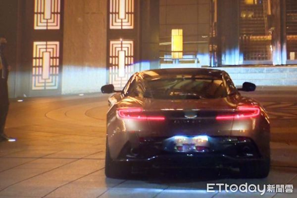 ▲汪小菲座車進入大S住處。（圖／記者林敬旻攝）