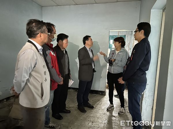 ▲立委陳亭妃接獲市議員周奕齊與當地里長們陳情，建議將經濟部水利署南區水資源分署位於楠西區水庫路的舊宿舍，在安全結構無虞的前提下，同意作為災民暫時安置點。（圖／記者林東良翻攝，下同）