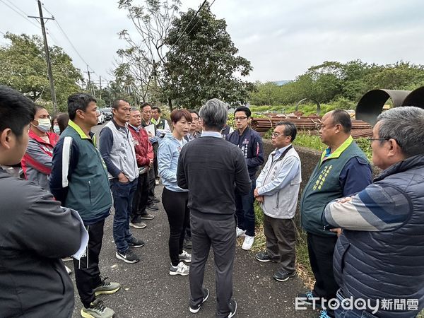 ▲立委陳亭妃接獲市議員周奕齊與當地里長們陳情，建議將經濟部水利署南區水資源分署位於楠西區水庫路的舊宿舍，在安全結構無虞的前提下，同意作為災民暫時安置點。（圖／記者林東良翻攝，下同）