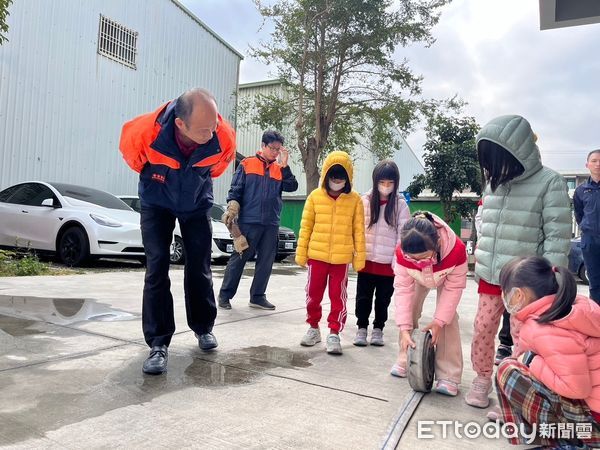 ▲南消第六大隊和緯分隊4日配合樂獅大港英語新大港分校辦理「消防員體驗營」，參加冬令營小朋友一同學習消防知識、技能。（圖／記者林東良翻攝，下同）