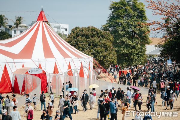 ▲台南市文化局攜手FOCASA馬戲團、雲門舞集創辦人林懷民、繪本作家幾米，推出改編自幾米繪本的台灣首部馬戲帳篷定目劇《幾米男孩的100次勇敢》，除能親身體驗多種馬戲技藝，戶外舞台也有定時演出。（圖／記者林東良翻攝，下同）