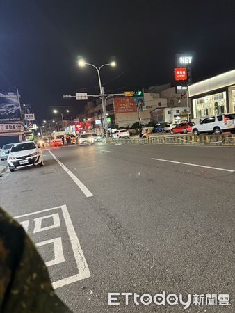 ▲彰化和美鎮發生救護車與轎車碰撞事故，轎車失控撞進鞋店。（圖／記者唐詠絮翻攝）