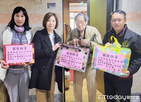 ▲▼基隆地檢署社會勞動人協助社區獨居老人清理家園 ，檢察長柯宜汾、主任觀護人許瑜庭、基隆市榮譽觀護人協進會理事長黃忠賢。（圖／基隆地檢署提供）