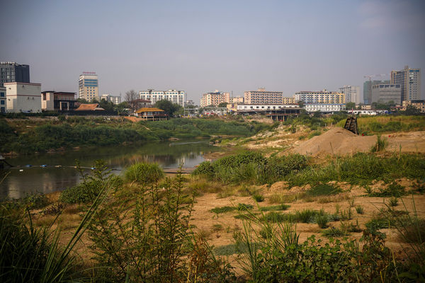 ▲▼從泰國邊境一側眺望緬甸克倫邦苗瓦迪地區（Myawaddy）的KK園區（Shwe Kokko）。（圖／路透）