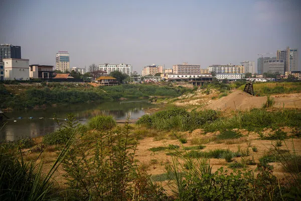 ▲▼從泰國邊境一側眺望緬甸克倫邦苗瓦迪地區（Myawaddy）的KK園區（Shwe Kokko）。（圖／路透）