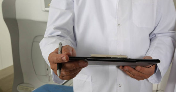 法國狼醫趁麻醉「性侵近300名兒童」長達25年　警方挖出30萬張不雅照