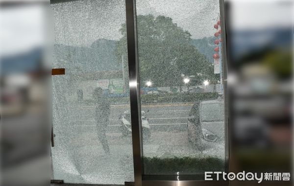 ▲店家大門玻璃有明顯彈孔。（圖／吉安警分局提供，下同）