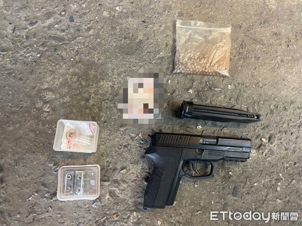 ▲店家大門玻璃有明顯彈孔。（圖／吉安警分局提供，下同）