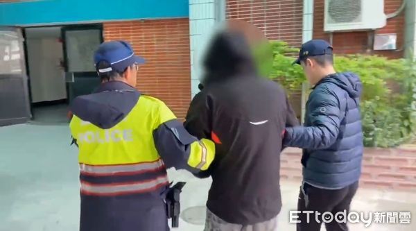 ▲店家大門玻璃有明顯彈孔。（圖／吉安警分局提供，下同）