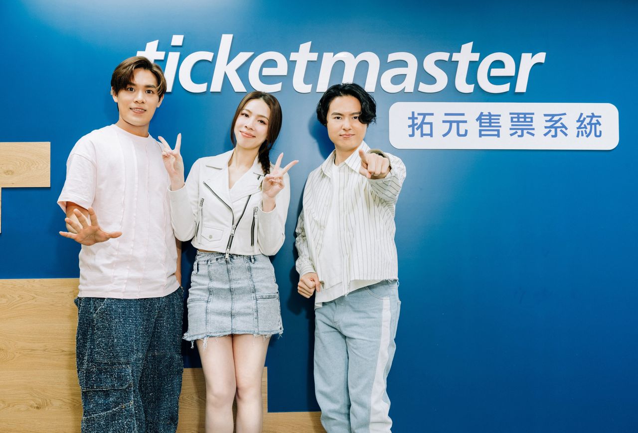 ▲▼ 告五人錄音前夕赴售票系統  派「乖乖」守護機台。（圖／相信音樂提供）