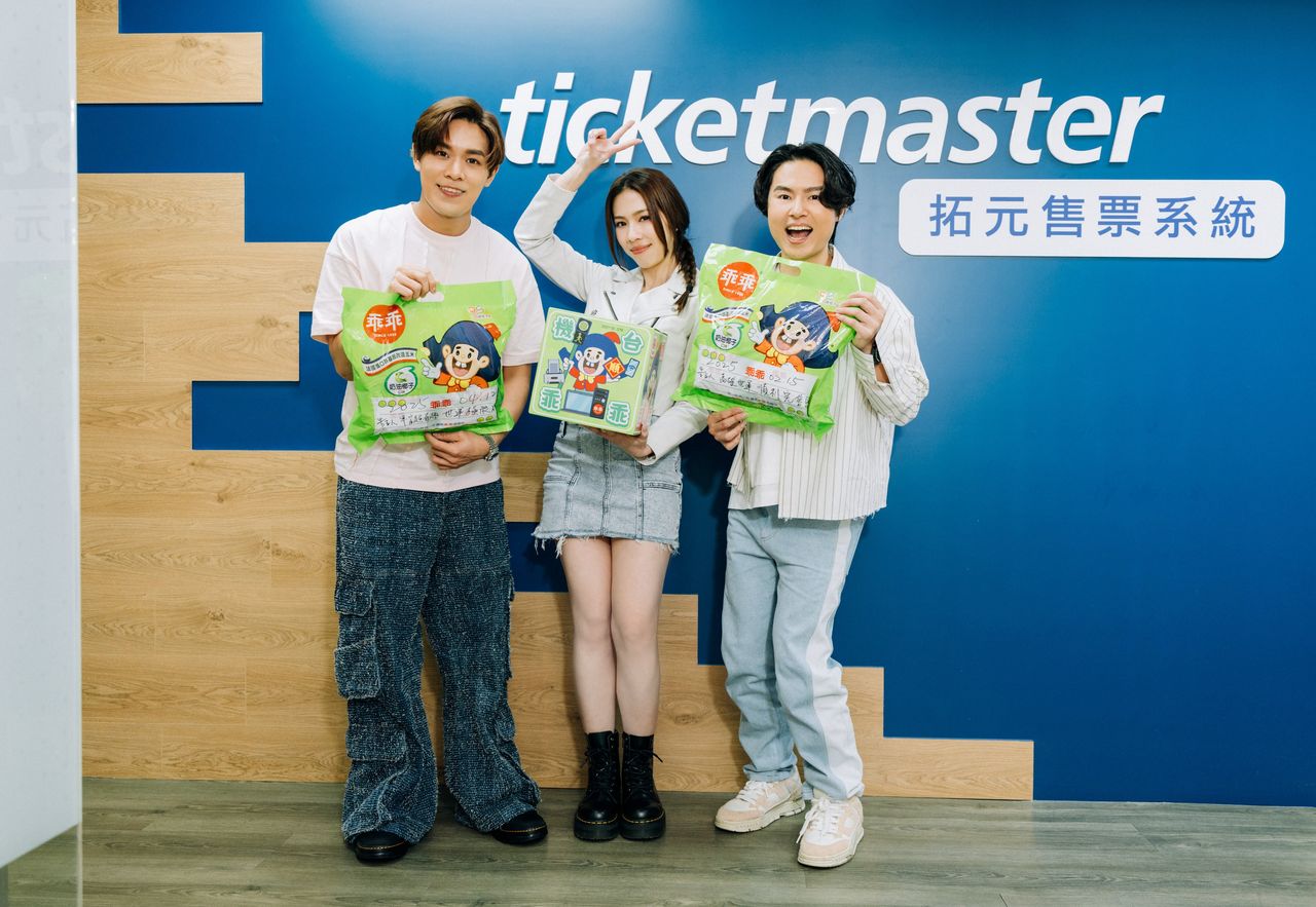 ▲▼ 告五人錄音前夕赴售票系統  派「乖乖」守護機台。（圖／相信音樂提供）