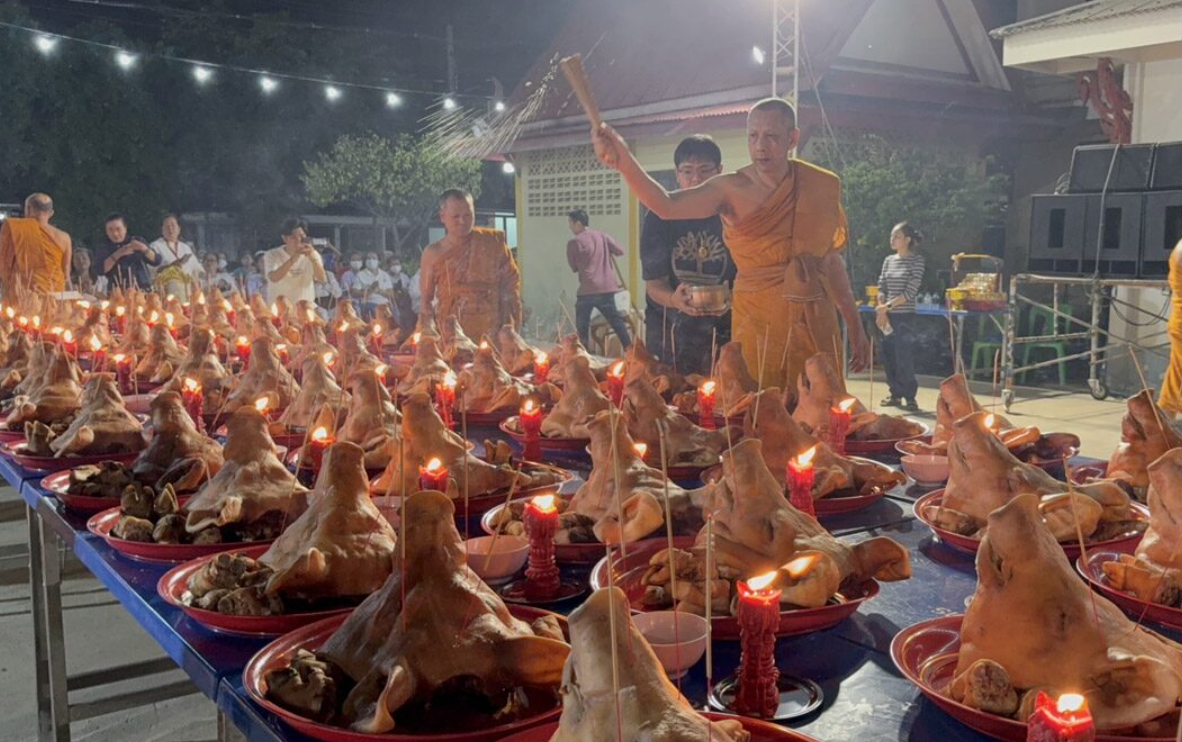 ▲▼台男拜泰四面佛「中百萬大獎」！買100豬頭還願。（圖／翻攝自khaosod）