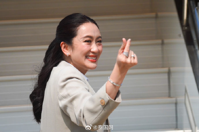 ▲泰國總理被貝東塔訪問大陸，在人民大會堂前俏皮地擺出愛心手勢。（圖／翻攝微博泰國網）