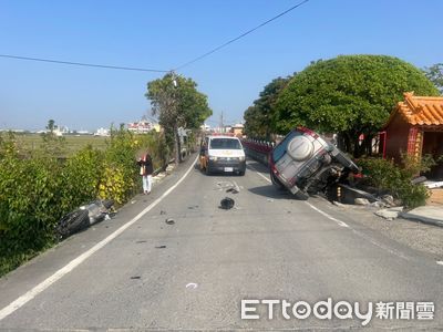 路口互不禮讓撞噴！小客車側翻、機車卡水溝　25歲騎士骨折送醫