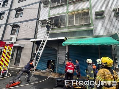 快訊/高雄透天厝竄火!消防16車35人搶救 女屋主倒臥浴室命危