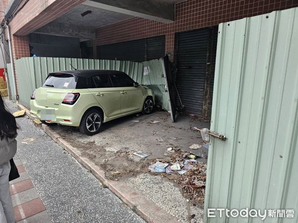 ▲桃園自小客車從巷口衝出來，撞6名等公車民眾釀6傷。（圖／記者沈繼昌翻攝，下同）