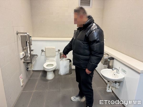 ▲▼台中男子躲在捷運廁所抽菸被逮，辯稱「半夜又沒人」。（圖／警方提供，下同）