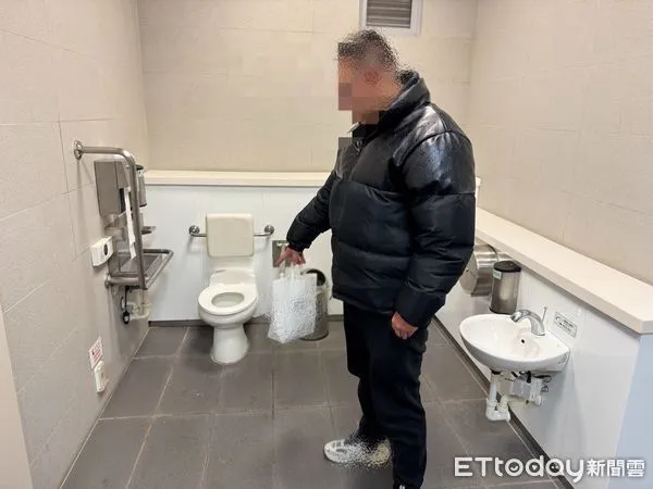▲▼台中男子躲在捷運廁所抽菸被逮，辯稱「半夜又沒人」。（圖／警方提供，下同）