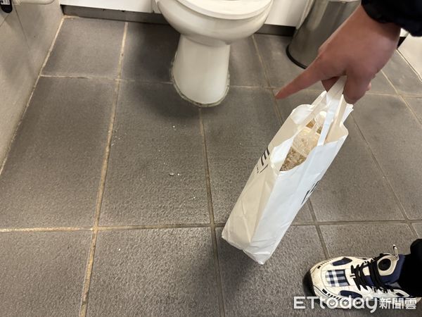 ▲▼台中男子躲在捷運廁所抽菸被逮，辯稱「半夜又沒人」。（圖／警方提供，下同）