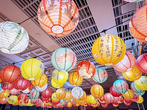 ▲2025台灣燈會即將於2月7日起至23日在桃園登場，機場捷運A19站內「鶇鶇」花燈萌翻。（圖／桃捷公司提供）