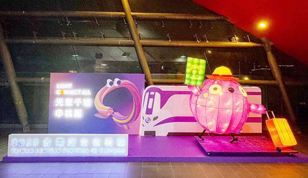 ▲2025台灣燈會即將登場，機場捷運站內造型花燈萌翻。（圖／桃捷公司提供）
