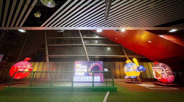 ▲2025台灣燈會即將登場，機場捷運站內配合經典資格賽棒球造型花燈。（圖／桃捷公司提供）