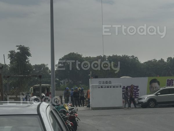 ▲高雄楠梓大學路發生一起工安意外             。（圖／記者吳奕靖翻攝）