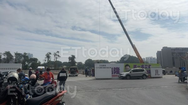 ▲高雄楠梓大學路發生一起工安意外             。（圖／記者吳奕靖翻攝）