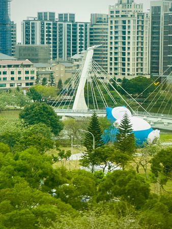 ▲從機場捷運出了站，就能看見卡比獸躺在青塘園。（圖／桃園市觀旅局提供）