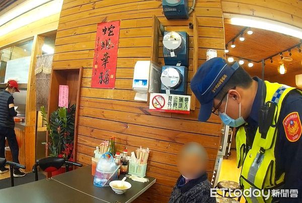 ▲▼9旬婦人走出門後突然迅速飄移1公里，原來是被員載上警車。（圖／民眾提供，下同）