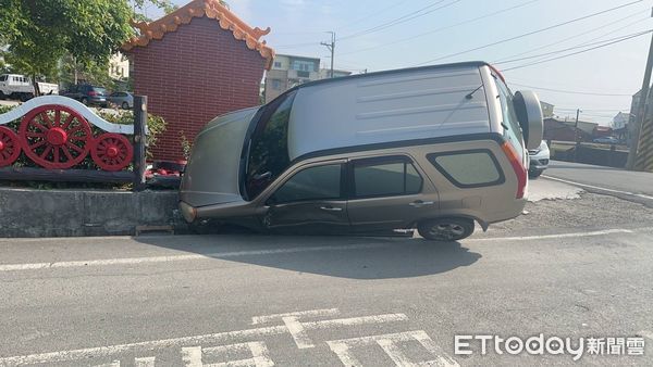 ▲雲林車禍釀1傷，小客車側翻、機車卡水溝。（圖／記者游瓊華翻攝，下同）