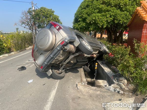 ▲雲林車禍釀1傷，小客車側翻、機車卡水溝。（圖／記者游瓊華翻攝，下同）