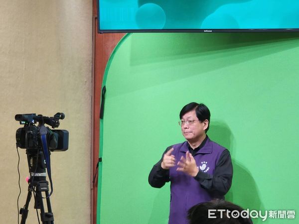 ▲▼手語老師出席行政院記者會。（圖／記者陳家祥攝）