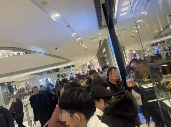 ▲▼陸民排隊1.5小時瘋搶黃金。（圖／翻攝自紅星新聞）