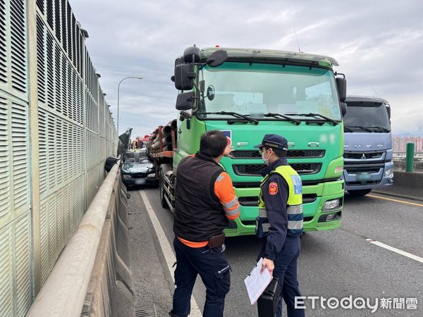 ▲沈男駕駛轎車駛入車道，加速不足擦撞聯結車受困車內。（圖／記者陸運陞翻攝）
