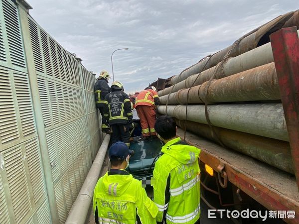 ▲沈男駕駛轎車駛入車道，加速不足擦撞聯結車受困車內。（圖／記者陸運陞翻攝）