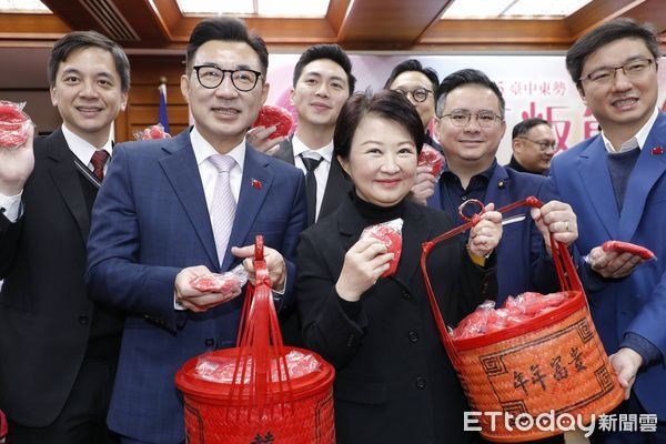 ▲▼ 韓國瑜、江啟臣、盧秀燕-東勢新丁粄送進立法院。（圖／記者湯興漢攝）